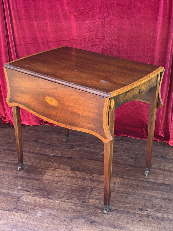 English Georgian Butterfly style drop leaf, or Pembroke Antique Table