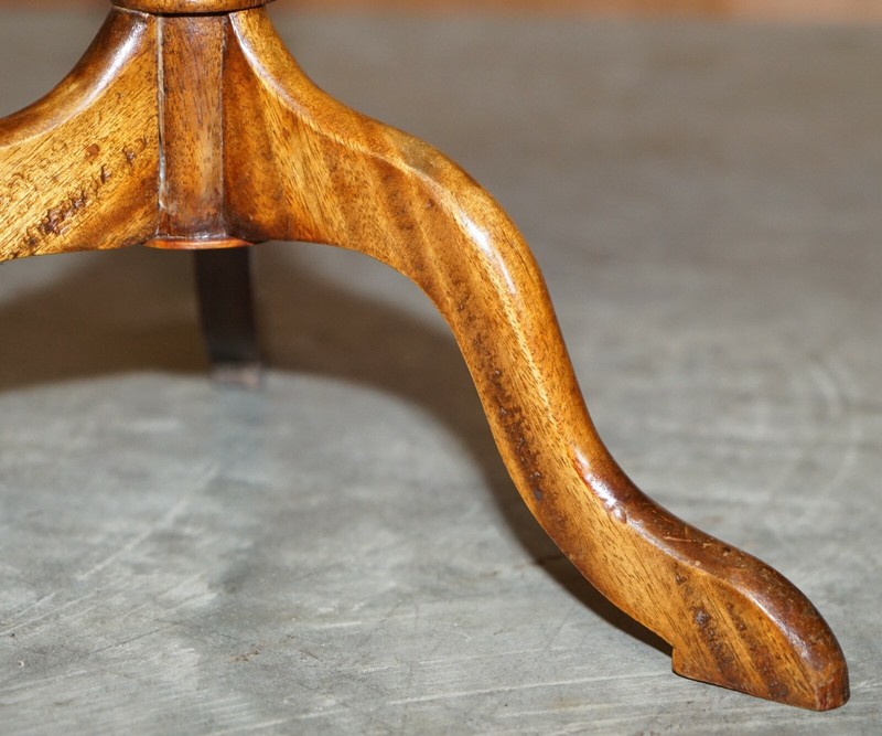 LOVELY VINTAGE TWO TONE MAHOGANY TRIPOD LAMP END WINE TABLE NICE PROPORTIONS gallery