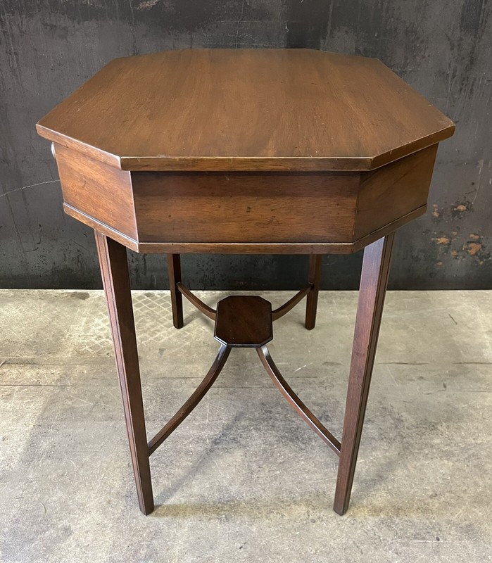 Vintage Kittinger Mahogany End Table; Stretchers & Display Platform; Mint gallery
