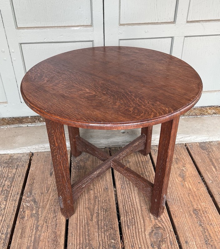Arts & Crafts Period 28 1/2” Round Oak Through-Tenon Mission Style Lamp Table
