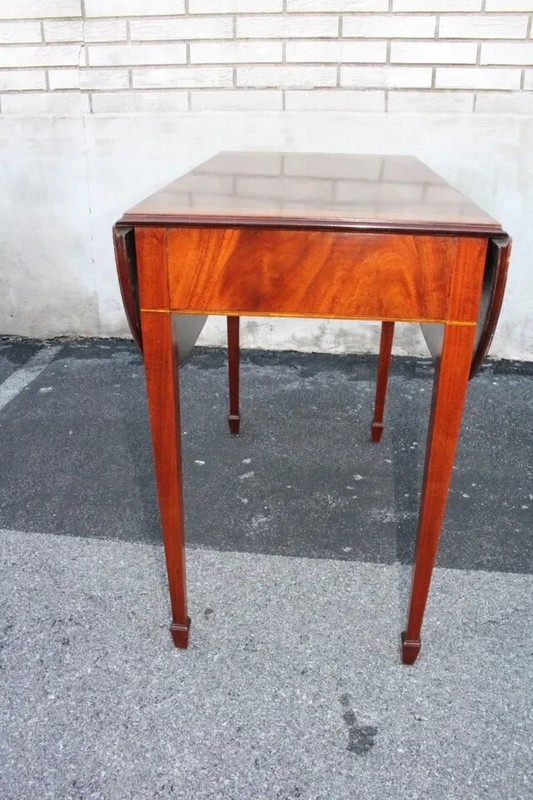 Great English Hepplewhite Mahogany Pembroke Table with Satinwood Banding c. 1940 gallery