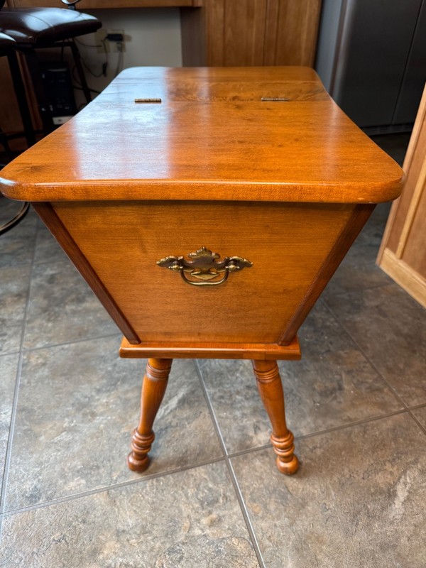 Vintage Rustic Country Colonial Maple Dough Box End Table Lift Top Lid