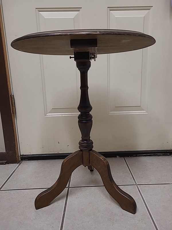 Vintage Oval Queen Anne Style Tilt Top Side Table gallery