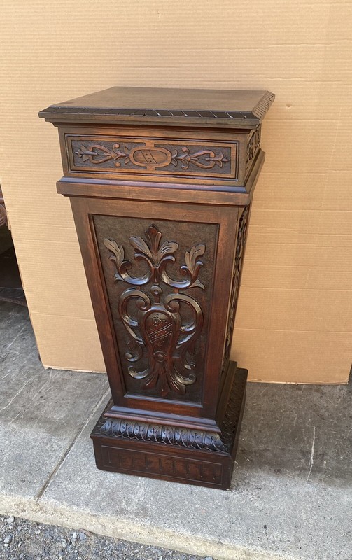 VICTORIAN CARVED WALNUT PEDESTAL