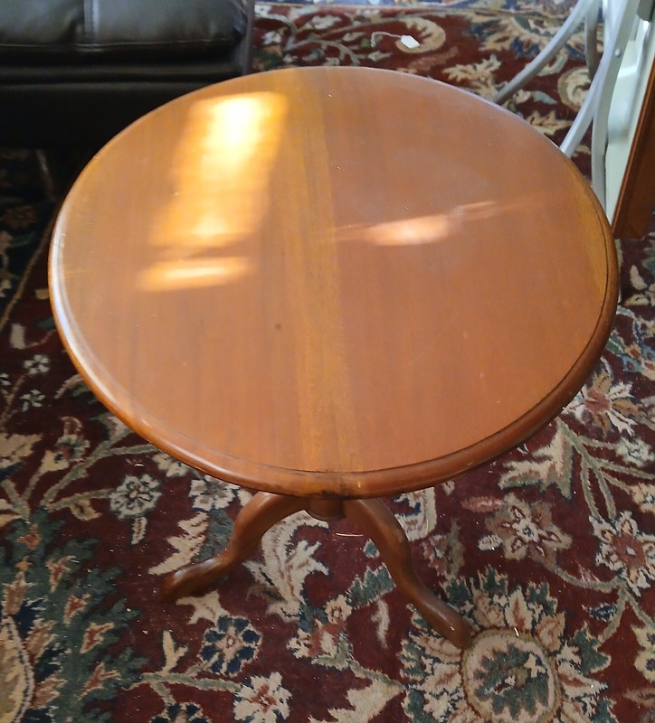 VTG Wood table round Queen Anne Style Repoduction 26.5in x 19in Top gallery
