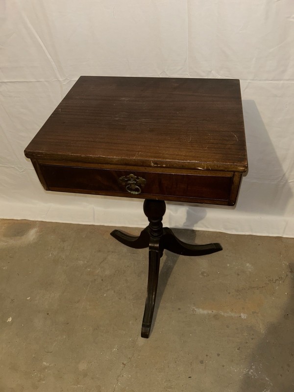Duncan Phyfe Style Antique Drop Leaf Side/End Table/Sewing Stand 20th Century gallery