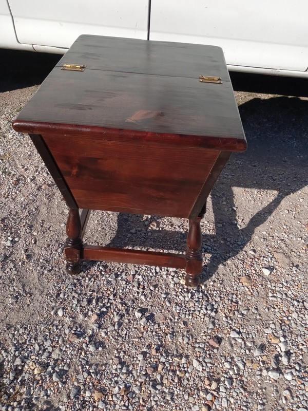 Mid Century Pine Old Tavern Dough Box End Table (ET684) (EA-10) gallery