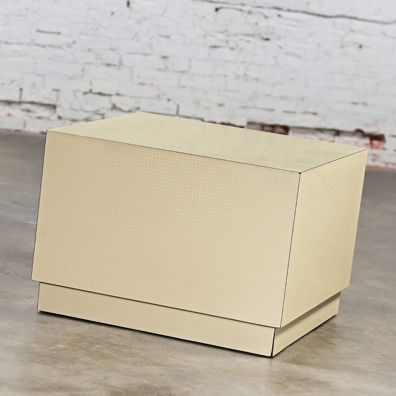 1980s Modern Laminate Cube End Table Style of Milo Baughman for Thayer Coggin gallery