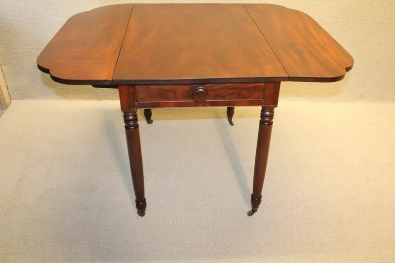 19th C. Federal American Solid Mahogany Drop Leaf Breakfast Sofa Table