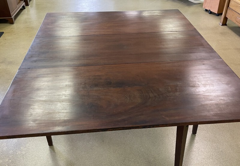 Rare American Hepplewhite San Domingo mahogany dining table Federal period c1810 gallery