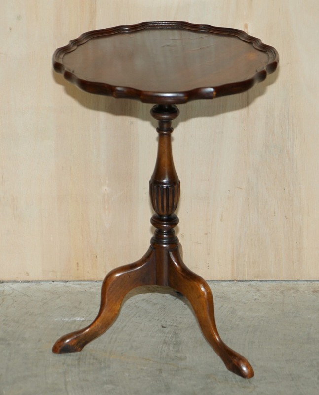 VINTAGE MAHOGANY CARVED LEGS PIE CRUST EDGE TRIPOD LAMP SIDE END WINE TABLE gallery