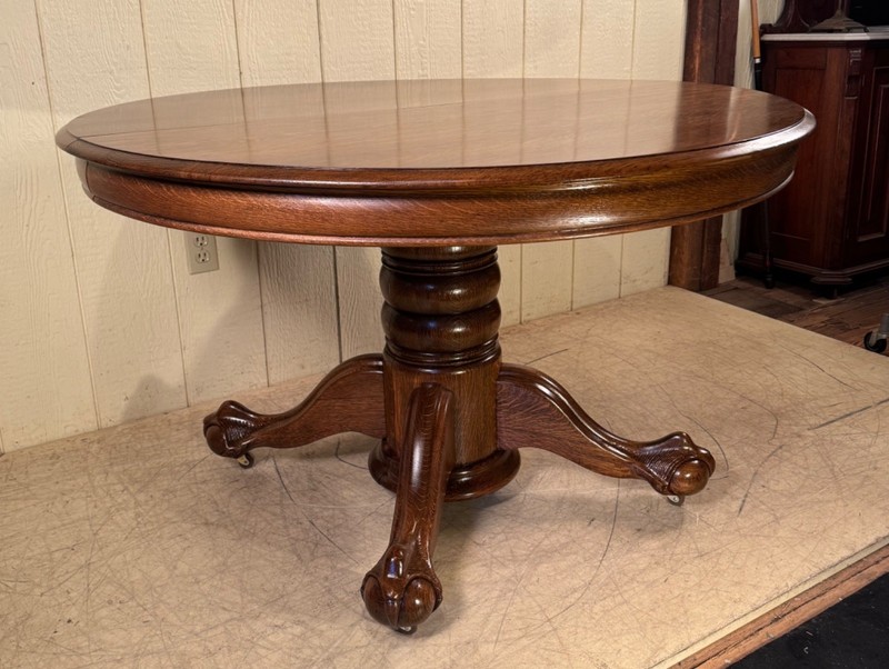 Antique Oak Hastings Table Co. Table with 5 original leaves