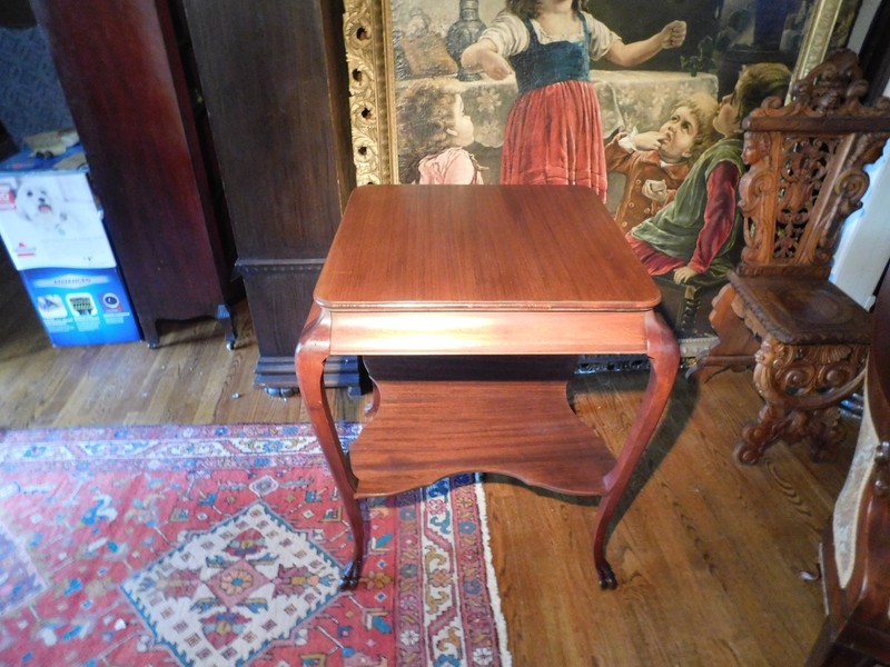 ANTIQUE SQUARE MAHOGANY TABLE WITH CLAW FEET AND A BOTTOM SHELF