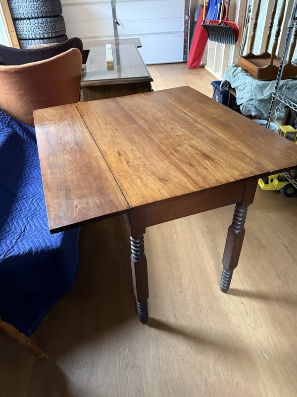 Early 20th Century Cherry Drop Leaf Table In Excellent Condition gallery