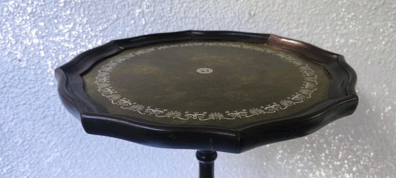 Elegant English Mahogany Side Table with Green Leather Top, 1970s gallery