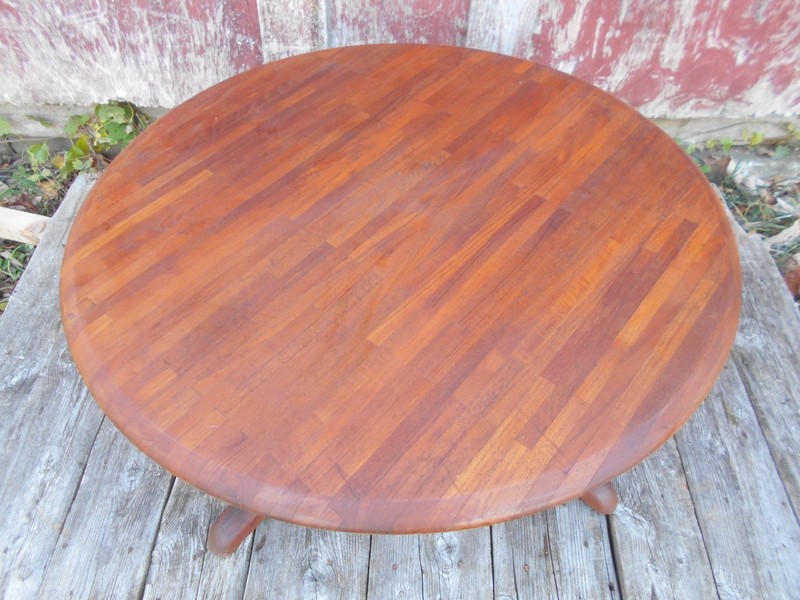 MID CENTURY MODERN ROUND COFFEE TABLE WITH LAMINATE WOOD TOP gallery
