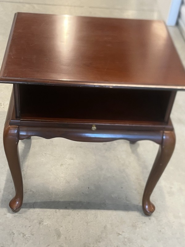 Vintage Bombay Company Mahogany TV Stand Queen Anne Table w/ Pull Out Tray READ