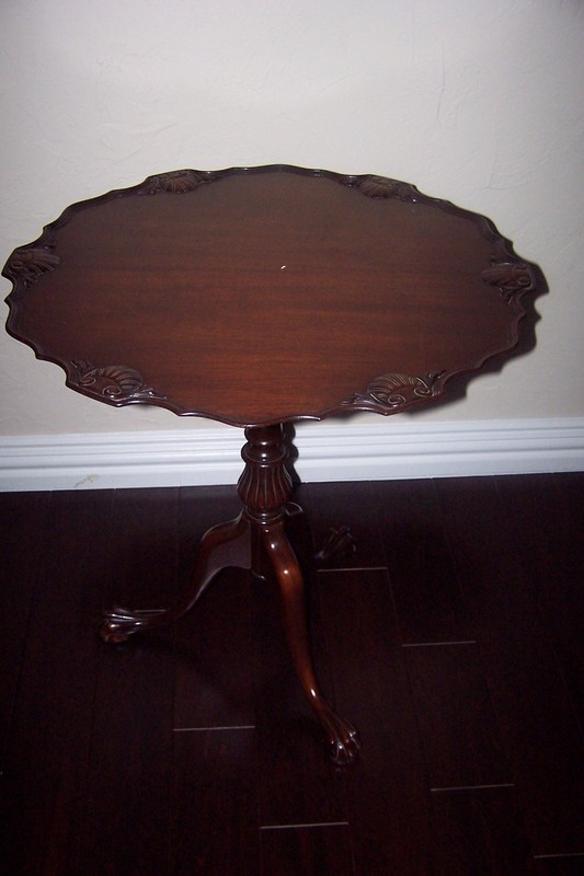 MAHOGANY PIE CRUST TILT TOP, SHELL MOTIF TABLE.CLAWFOOT LEGS. BUYER PAY SHIPPING