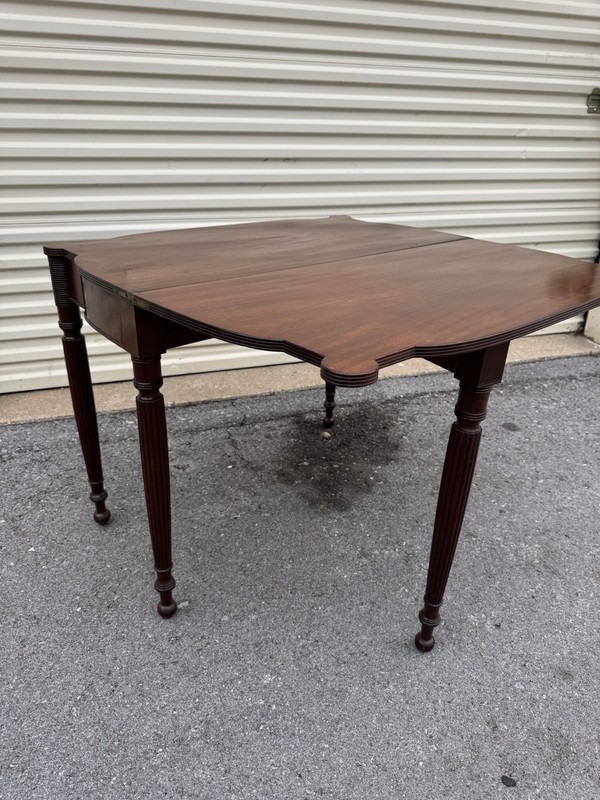 Exquisite 1920s American Sheraton Mahogany Console Table - Antique Elegance gallery
