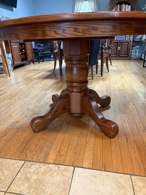 Round Oak Pedestal Dinning Table With Leaf (4’ Diameter) gallery