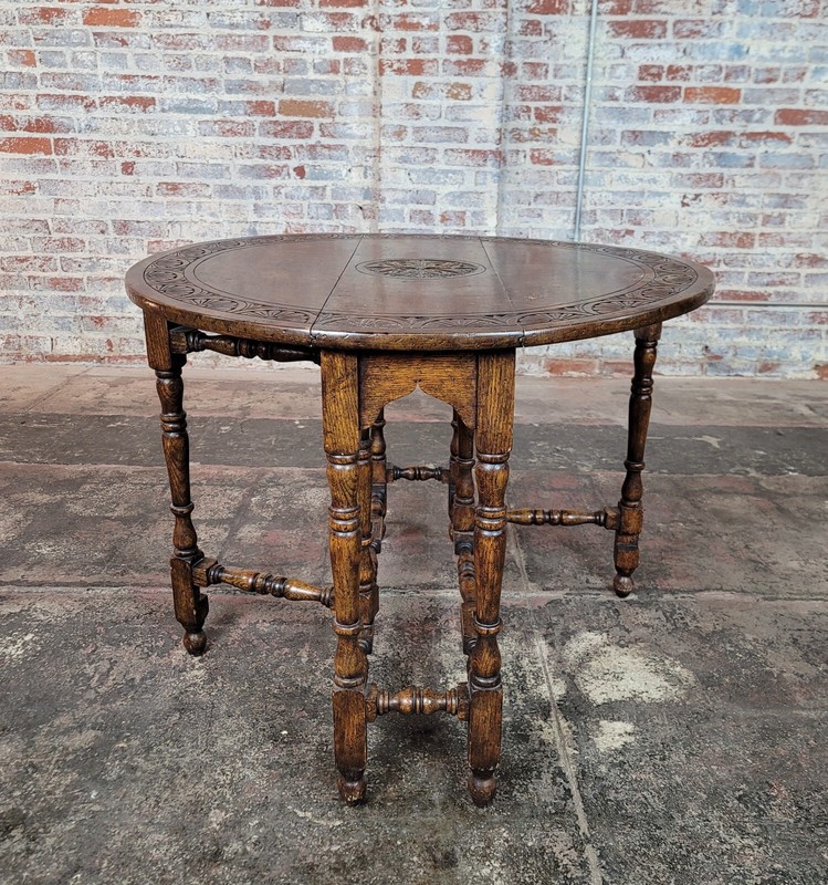 19th century English Drop leaf Oak Round Gateleg Table gallery
