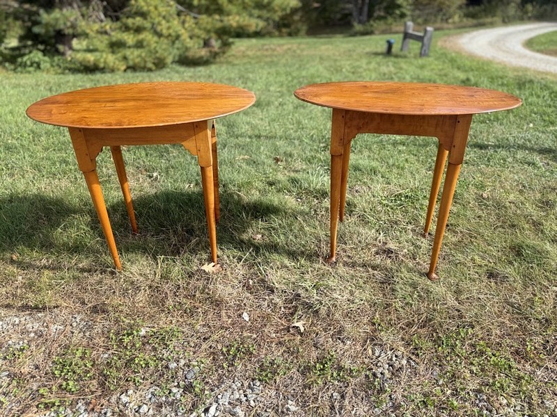 Early Eldred Wheeler pair of oval country Queen Anne style matching tea tables