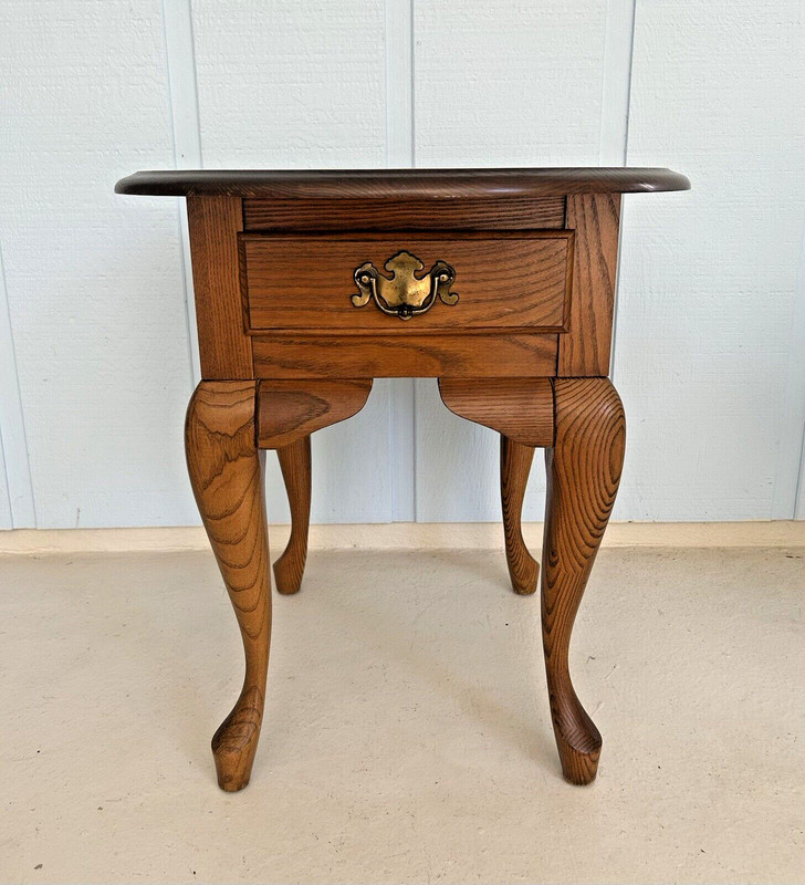 Oval Top Side/End Table-Vtg Oak Nightstand-Queen Anne Legs–Beautiful Wood Grain