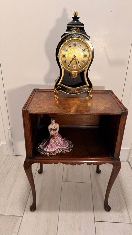 Vintage Queen Anne Side Table Walnut Veneer Cabriole Legs Wood Accent Nightstand gallery