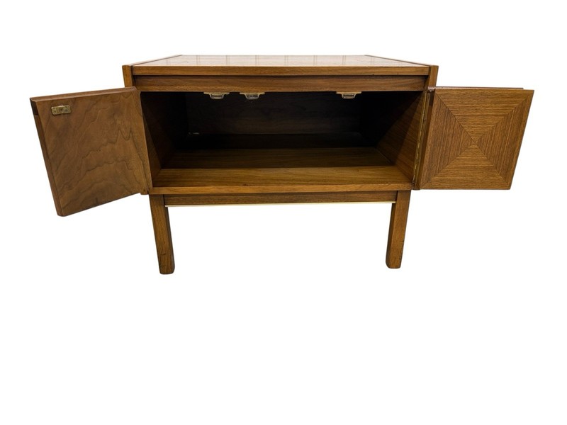 Mid-Century Modern 1960s Walnut Lane Side End Table gallery