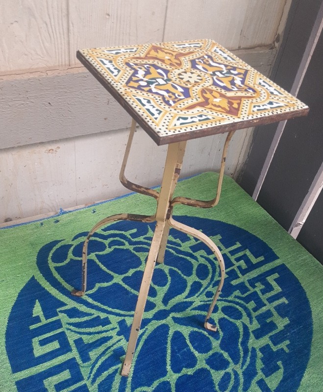 VINTAGE SPANISH REVIVAL 18″T HAND WROUGHT IRON STAND 8″x8″PAINTED TILE TOP TABLE