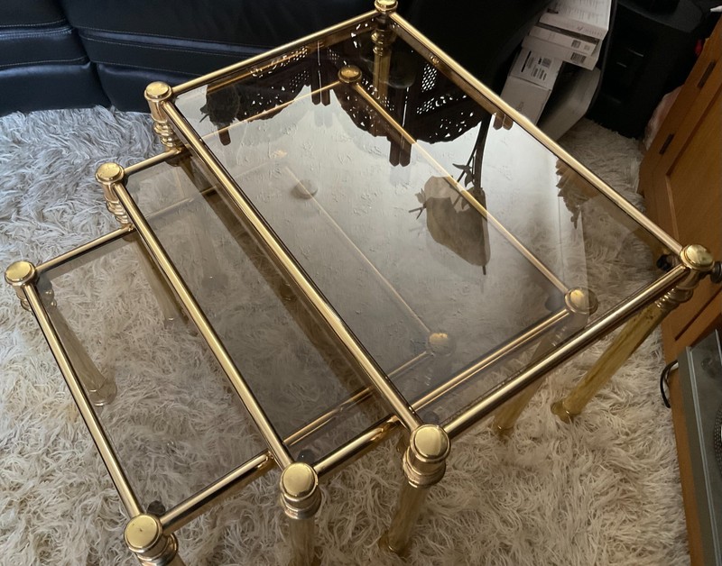 VINTAGE RETRO FINE QUALITY NEST OF 3 ORMOLU BRASS AND GLASS COFFE TABLES gallery