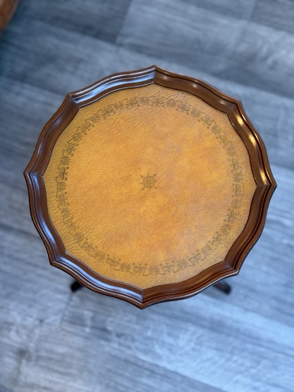LOVELY VINTAGE PIE CRUST EDGE BROWN LEATHER MAHOGANY SIDE END LAMP WINE TABLE gallery
