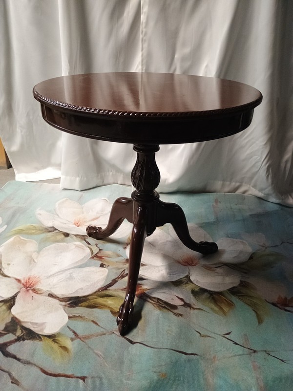 Small Antique Round Mahogany 3 Claw Foot Table Trim on Top Sides 23″ Dia 24″ H