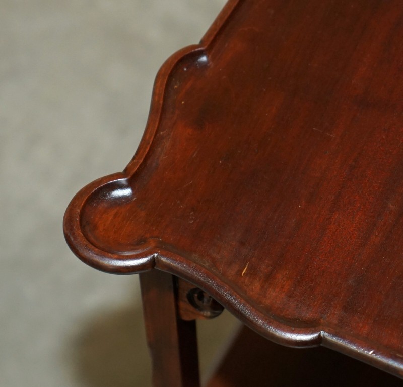 PAIR OF STUNNING THOMAS CHIPPENDALE STYLE TWO TIERED MAHOGANY SIDE END TABLES gallery