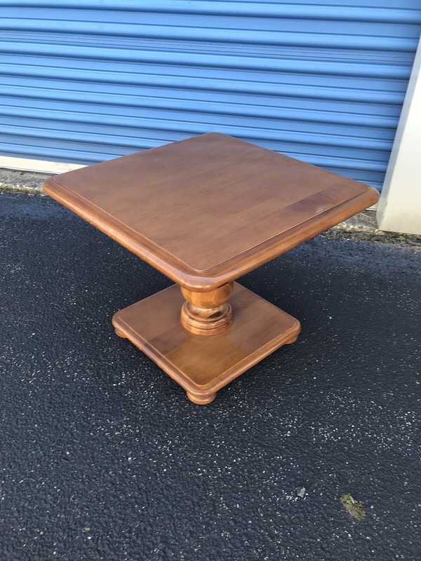 Ethan Allen Heirloom Maple Nutmeg Pedestal Side Table