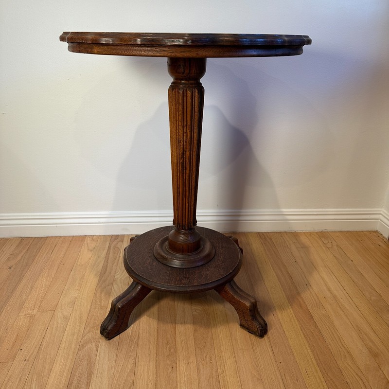 Paw Footed Pedestal Table Scalloped Edged and Fluted Column Oak Wood Early 20.c