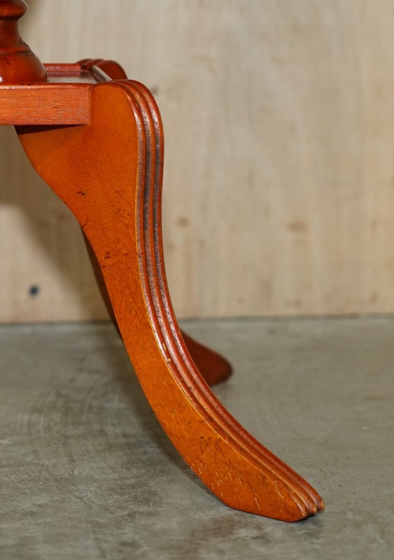 COLLECTABLE DECORATIVE BURR YEW WOOD SIDE END LAMP TABLE WITH GALLERY RAIL gallery
