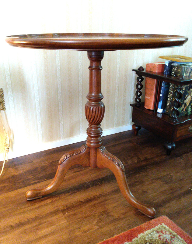 VICTORIAN PIE CRUST TABLE, in WALNUT. ENGLISH c 1890. 25" x 26". FINE CONDITION
