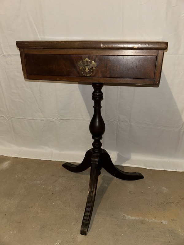 Duncan Phyfe Style Antique Drop Leaf Side/End Table/Sewing Stand 20th Century