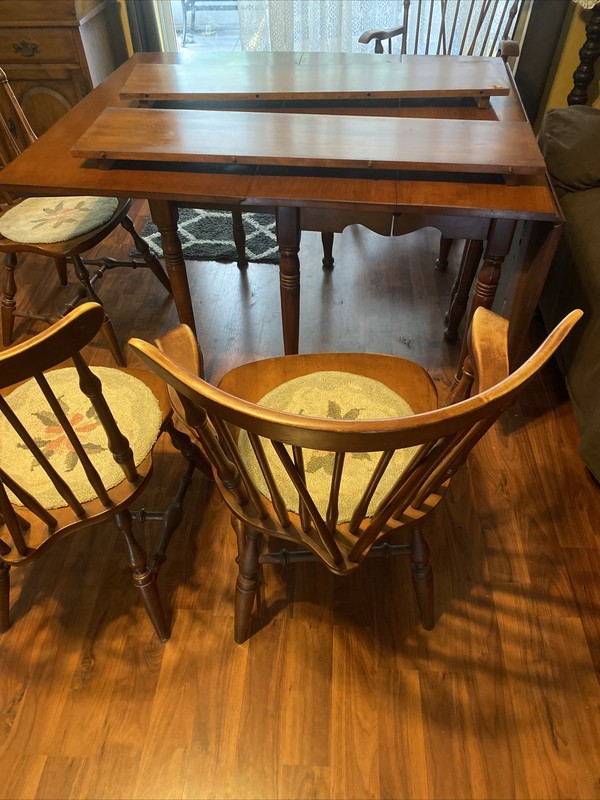 VINTAGE MAPLE DROP LEAF TABLE, TWO LEAFS, AND 6- CHAIRS, NICE COND. C-PICS
