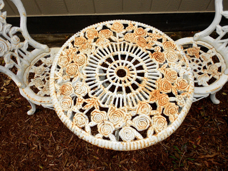 ANTIQUE ORIGINAL ORNATE CAST IRON ROSE PATTERN GARDEN TABLE 23x25in + 2 CHAIRS!! gallery