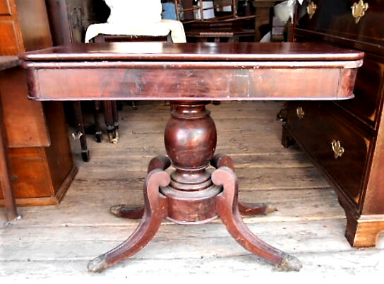 ANTIQUE AMERICAN MAHOGANY FEDERAL CLASSICAL SABER LEG CARD TABLE