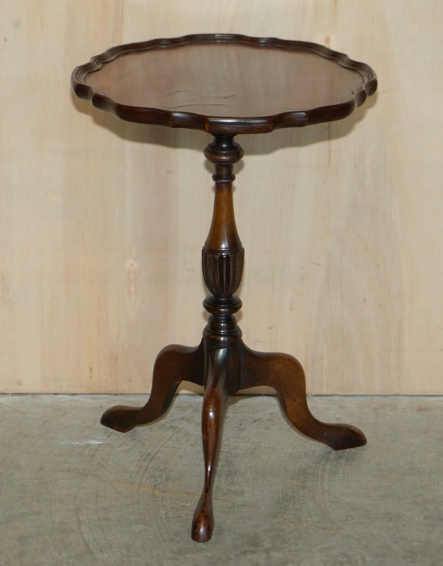 VINTAGE MAHOGANY CARVED LEGS PIE CRUST EDGE TRIPOD LAMP SIDE END WINE TABLE gallery