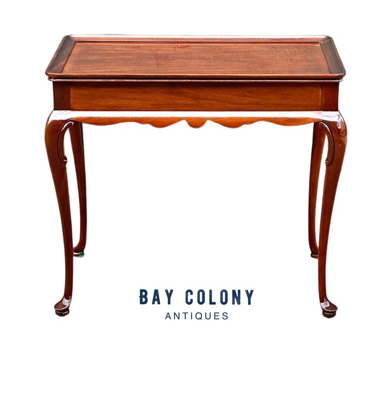 EXCEPTIONAL QUEEN ANNE STYLE MAHOGANY TRAY TOP TEA TABLE BY COUNCILL CRAFTSMEN