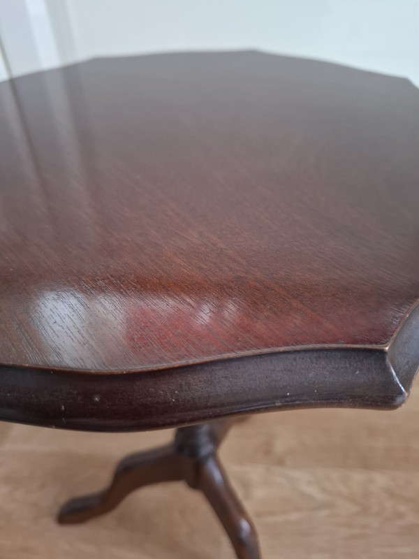 ANTIQUE MAHOGANY SMALL WINE / SIDE TRIPOD TABLE GOOD CONDITION SCALLOP EDGE gallery