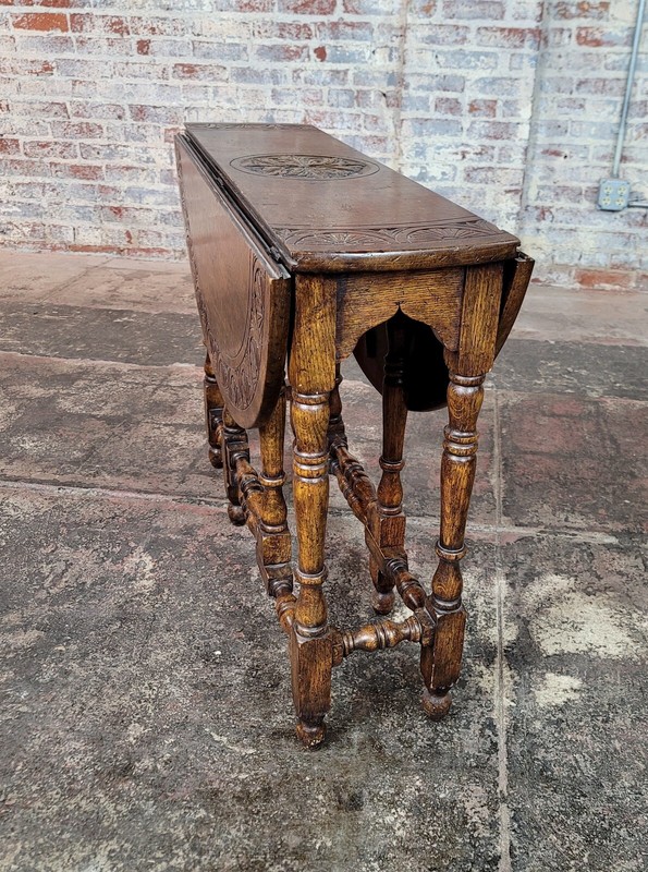 19th century English Drop leaf Oak Round Gateleg Table gallery
