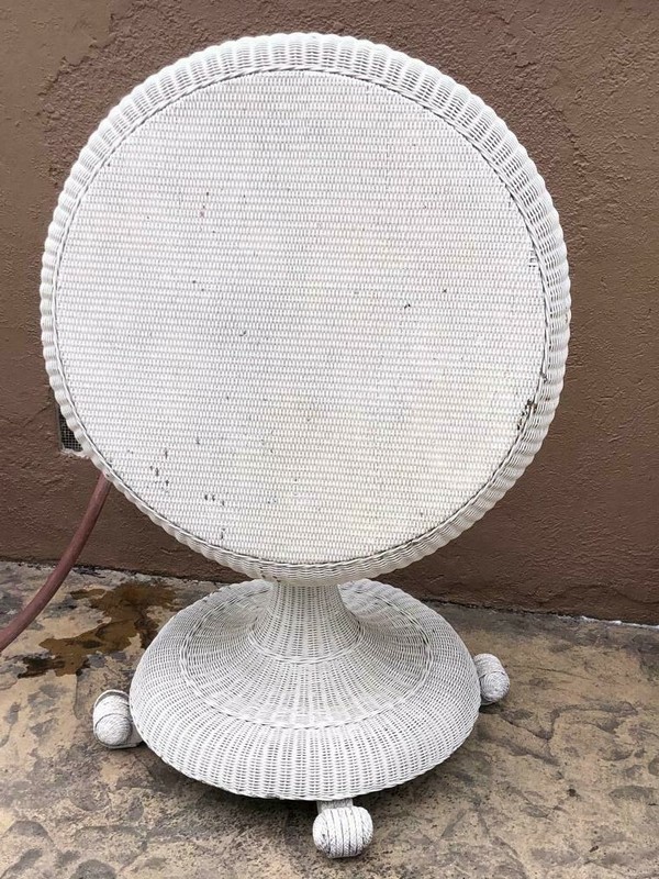 Tilt-top Wicker Table 28″x29″ Victorian Antique rolled edge patio / sunroom