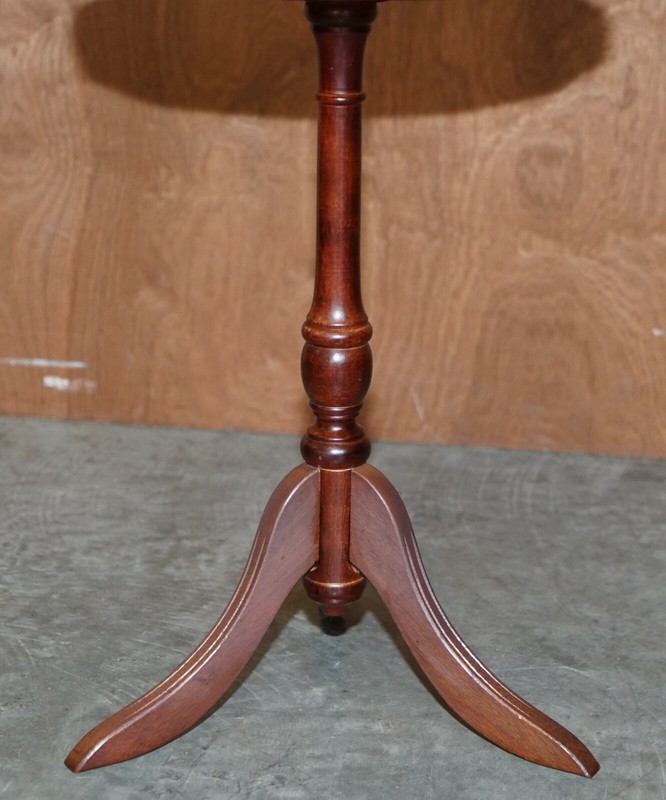 VINTAGE MAHOGANY PIE CRUST EDGE BROWN LEATHER TRIPOD SIDE END LAMP WINE TABLE gallery