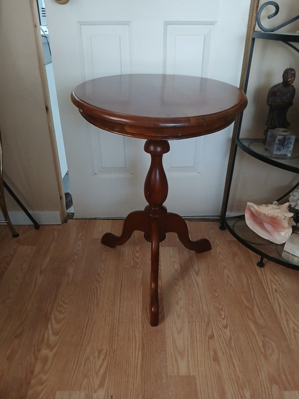 VTG Wood table round Queen Anne Style Repoduction 26.5in x 19in Top gallery