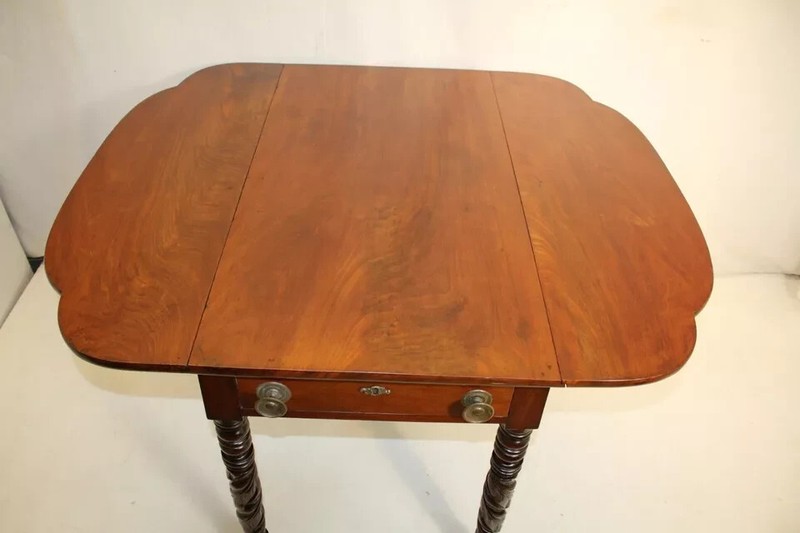 Great Federal Solid Crutch Mahogany Drop Leaf Side End Table on Casters, 19th c.